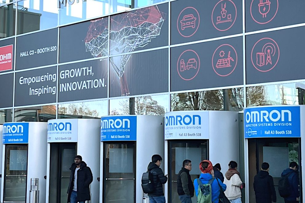 Omron-Werbung am Eingang zur Electronica (Messe München)
